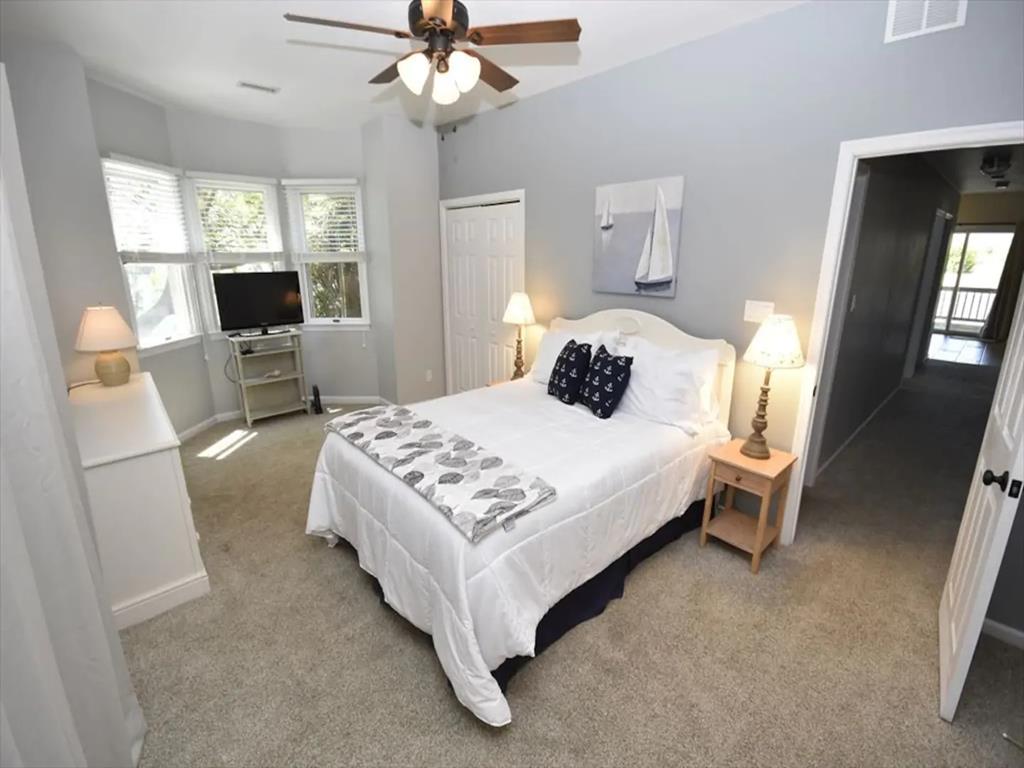 https://realtimerental.com/rrv10/RentalPhotos/1036/1036388.6.jpg
