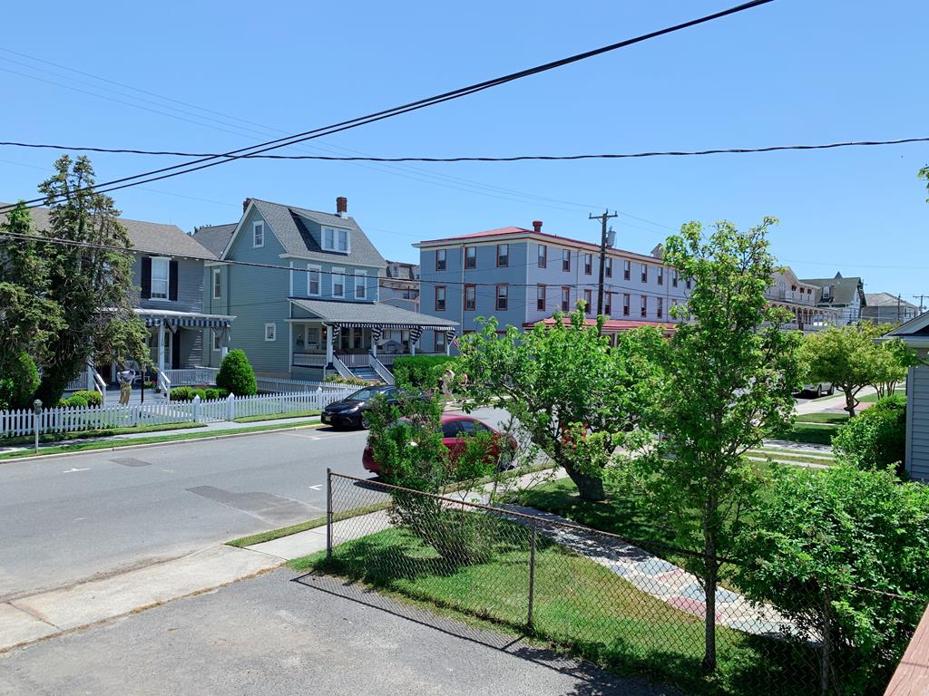 CLOSE TO BEACH AND TOWN - Grant St | Photo 5