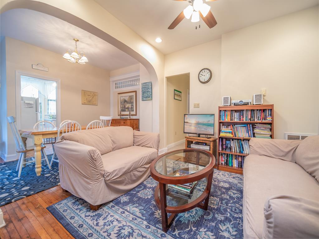 https://realtimerental.com/rrv10/RentalPhotos/1049/1049524.12.jpg
