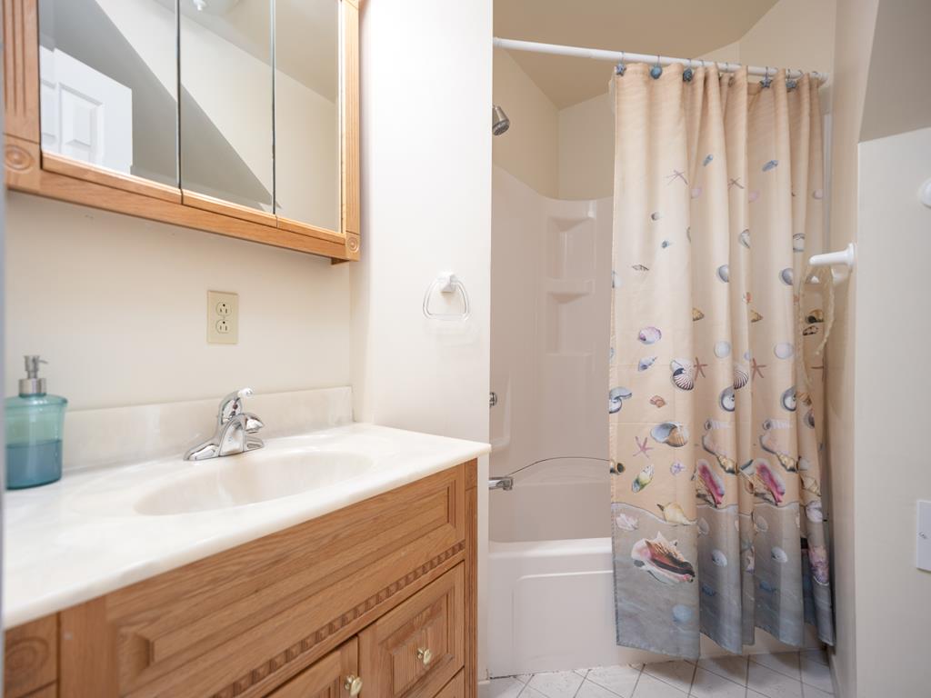 https://realtimerental.com/rrv10/RentalPhotos/1049/1049524.13.jpg