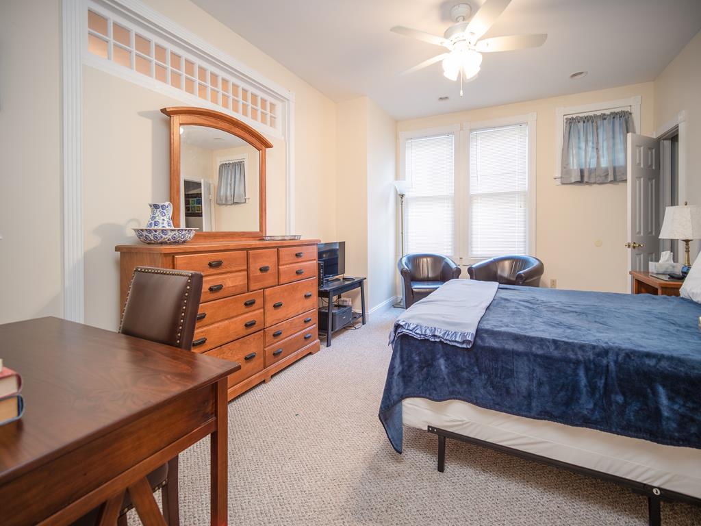 https://realtimerental.com/rrv10/RentalPhotos/1049/1049524.15.jpg