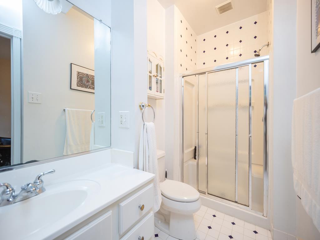 https://realtimerental.com/rrv10/RentalPhotos/1049/1049524.17.jpg