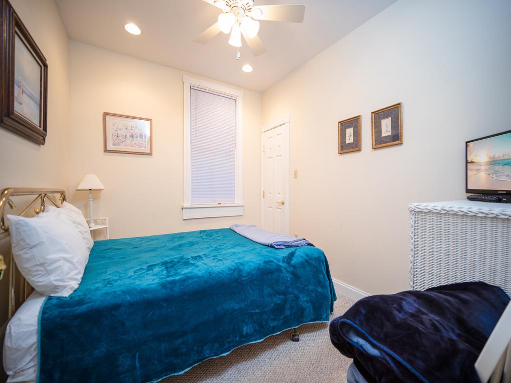 https://realtimerental.com/rrv10/RentalPhotos/1049/1049524.18.jpg