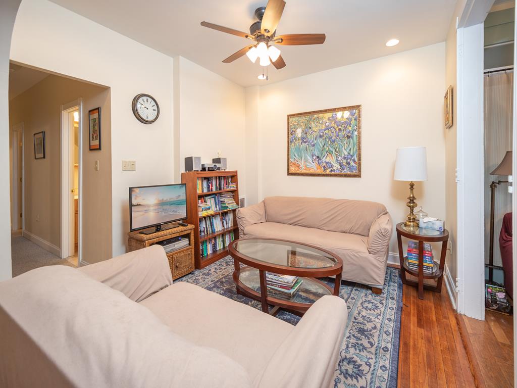https://realtimerental.com/rrv10/RentalPhotos/1049/1049524.4.jpg