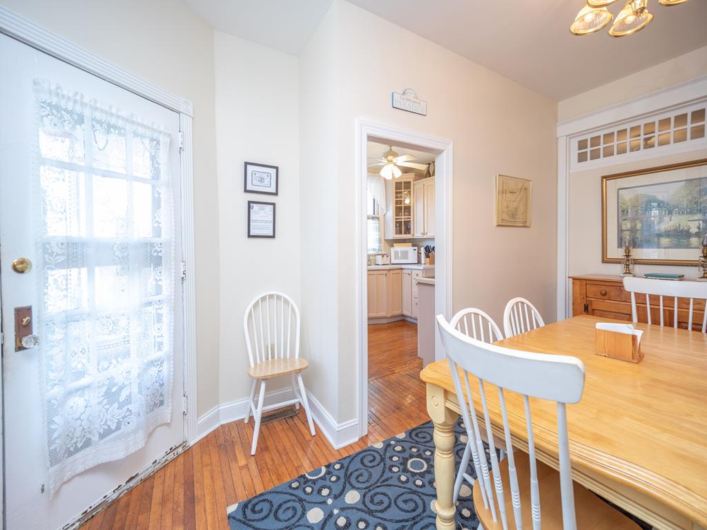 https://realtimerental.com/rrv10/RentalPhotos/1049/1049524.6.jpg