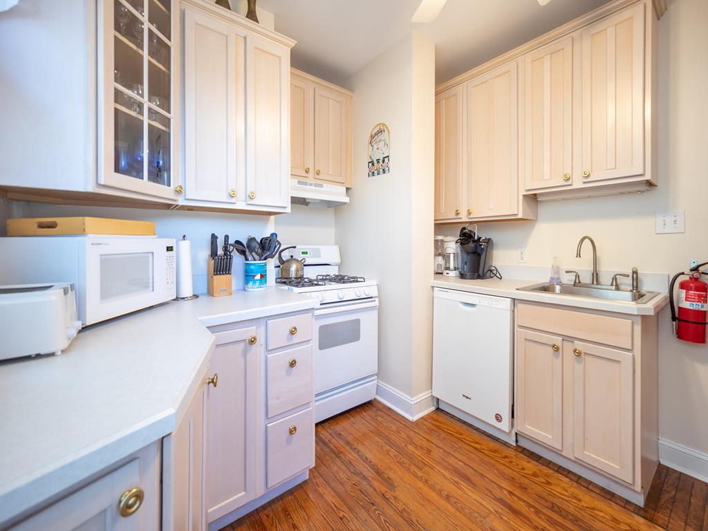 https://realtimerental.com/rrv10/RentalPhotos/1049/1049524.8.jpg