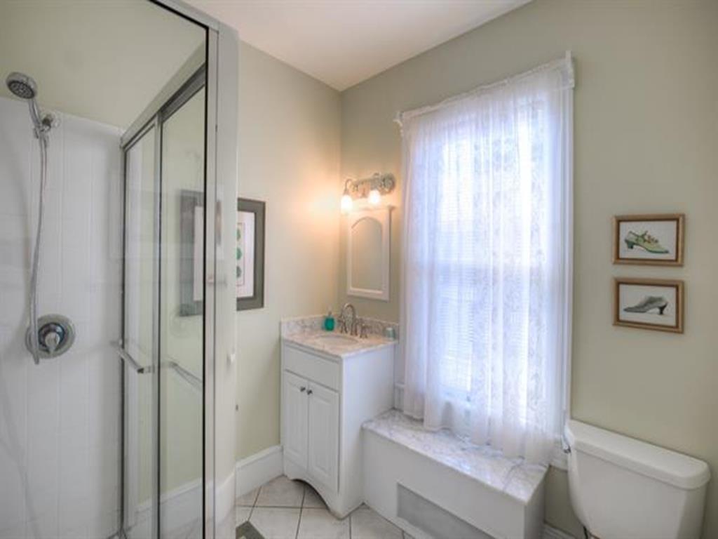https://realtimerental.com/rrv10/RentalPhotos/1051/1051558.14.jpg