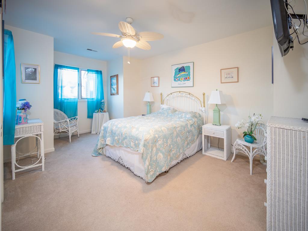 https://realtimerental.com/rrv10/RentalPhotos/1055/1055228.16.jpg