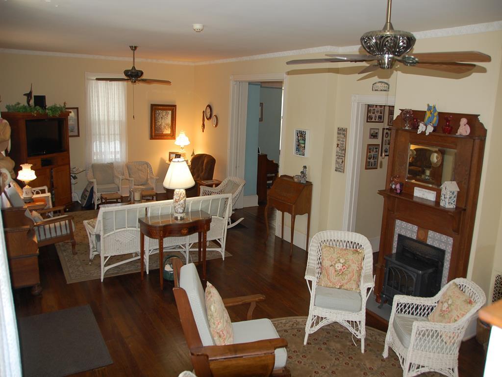 https://realtimerental.com/rrv10/RentalPhotos/1056/1056626.1.jpg