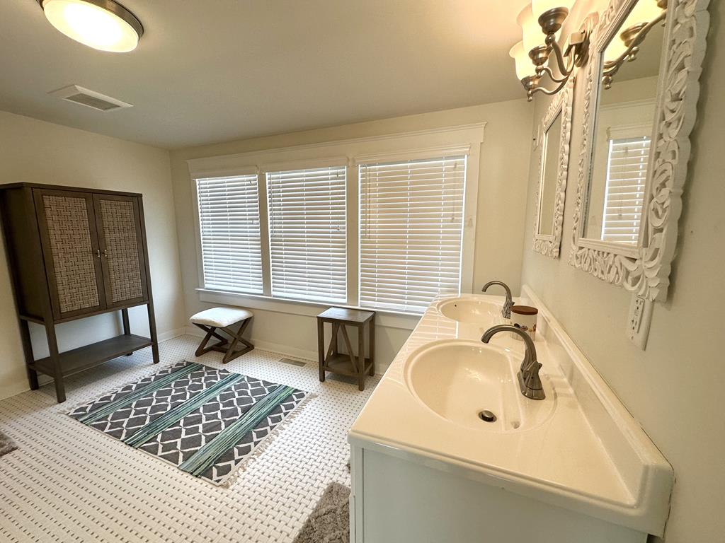 Renovated Colorful Cottage | Photo 21