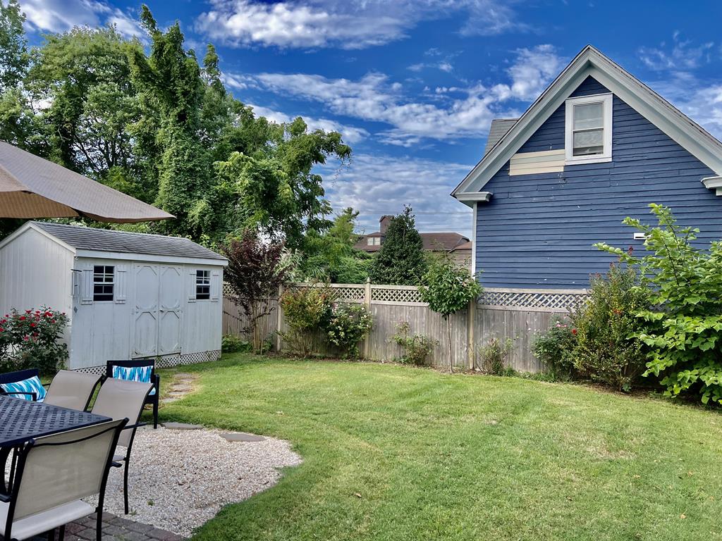 Renovated Colorful Cottage | Photo 29