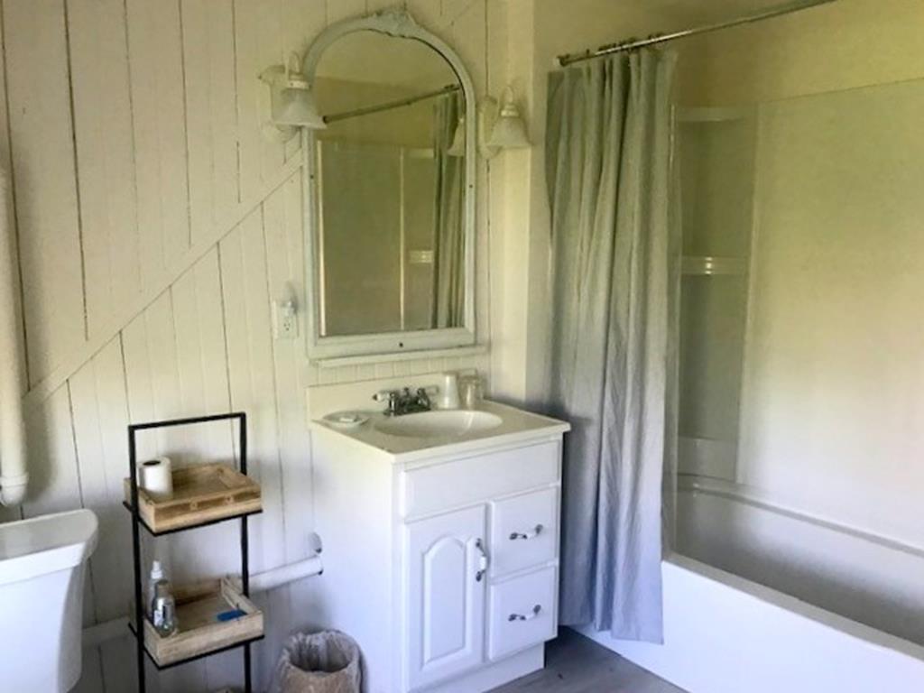 Beach House - Second Floor - Full Bathroom with Tub
