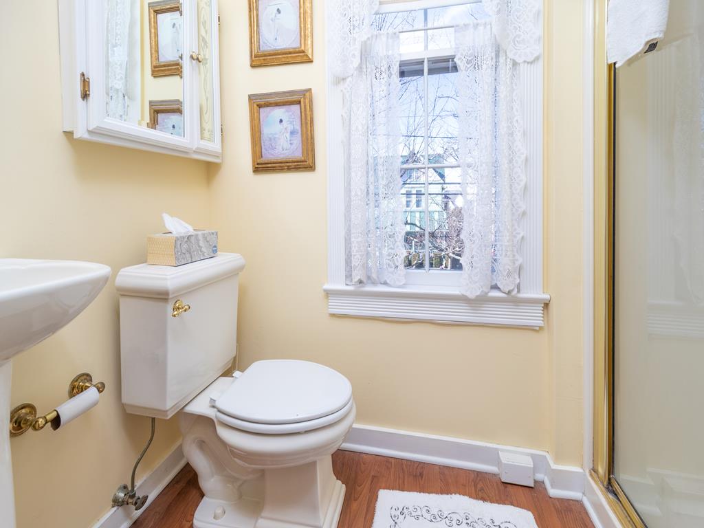 Lillys Butterscotch Cottage-5 Bdrm w/bonus loft!! | Photo 26