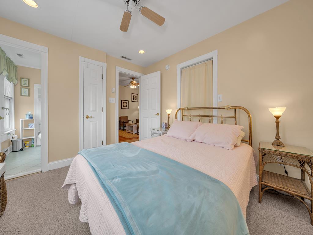 https://realtimerental.com/rrv10/RentalPhotos/1063/1063671.16.jpg