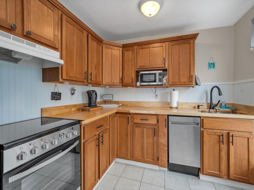 https://realtimerental.com/rrv10/RentalPhotos/1063/1063671.28.jpg