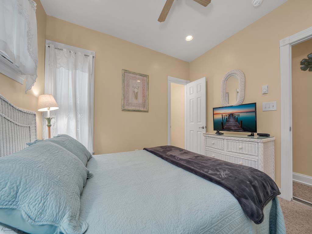 https://realtimerental.com/rrv10/RentalPhotos/1063/1063671.8.jpg