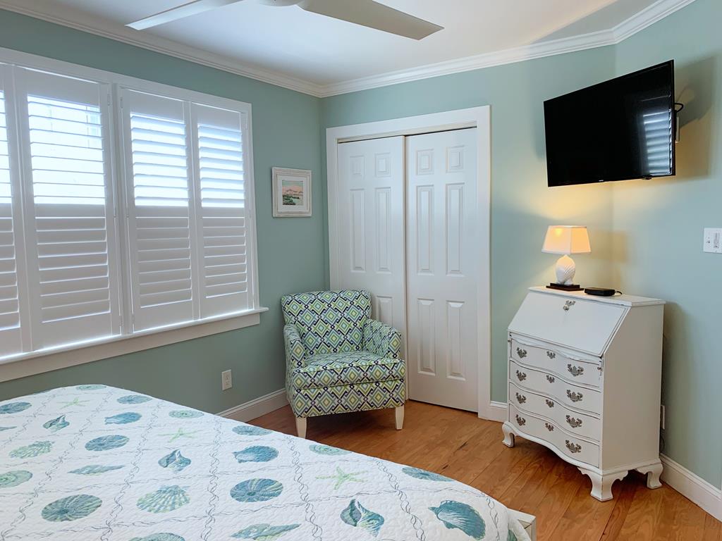 Recently Renovated Condo! Perfect Location! | Photo 12