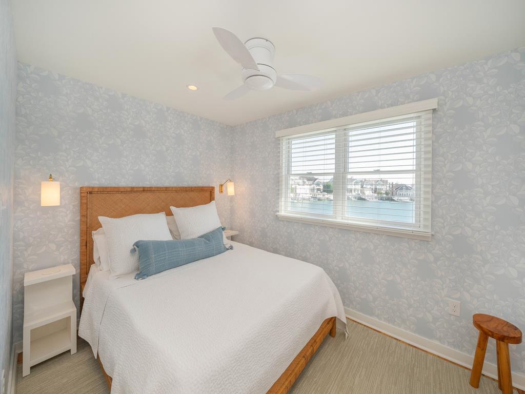https://realtimerental.com/rrv10/RentalPhotos/1076/1076676.15.jpg