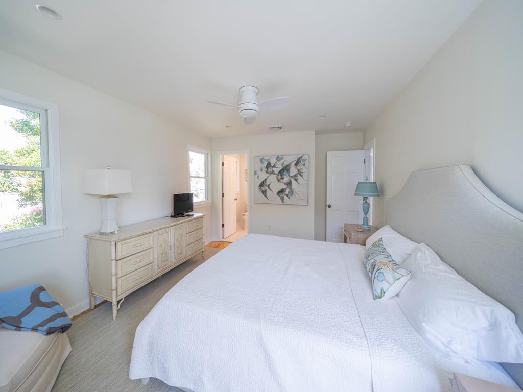 https://realtimerental.com/rrv10/RentalPhotos/1076/1076676.17.jpg