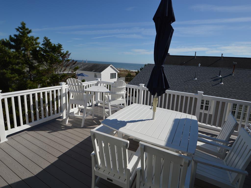 3rd floor open sundeck with water views