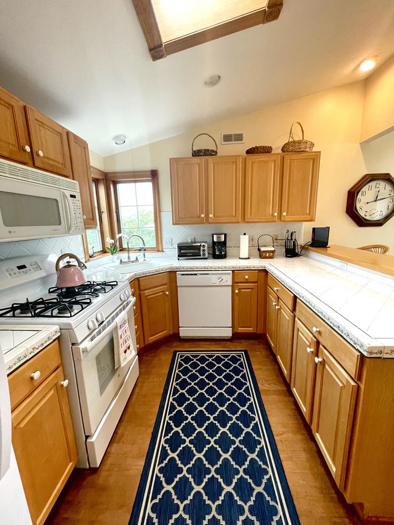 STONES THROW TO BEACH | Photo 18