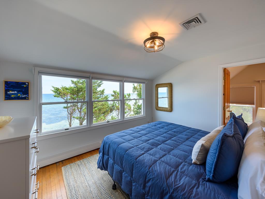 348 Seaview Ave/Main House, Oak Bluffs, MA 02557, Waterfront