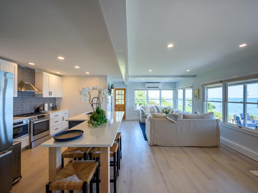 348 Seaview Ave/Main House, Oak Bluffs, MA 02557, Waterfront