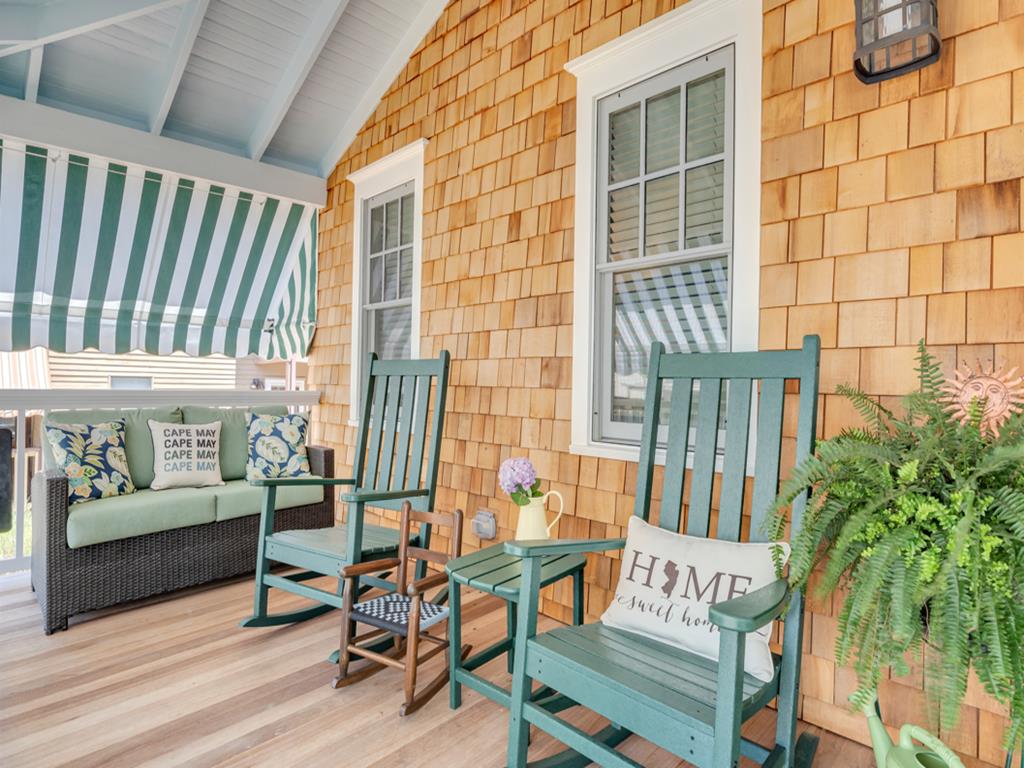 Pool Property - Perfect Location! | Photo 5