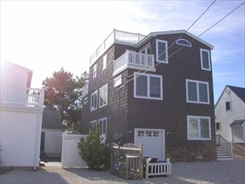 22 E New York Avenue (84th St), Brighton Beach (Ocean Side)