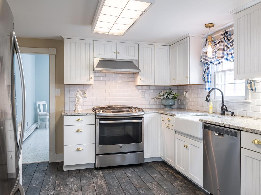 Pet Friendly Victorian Townhome | Photo 12