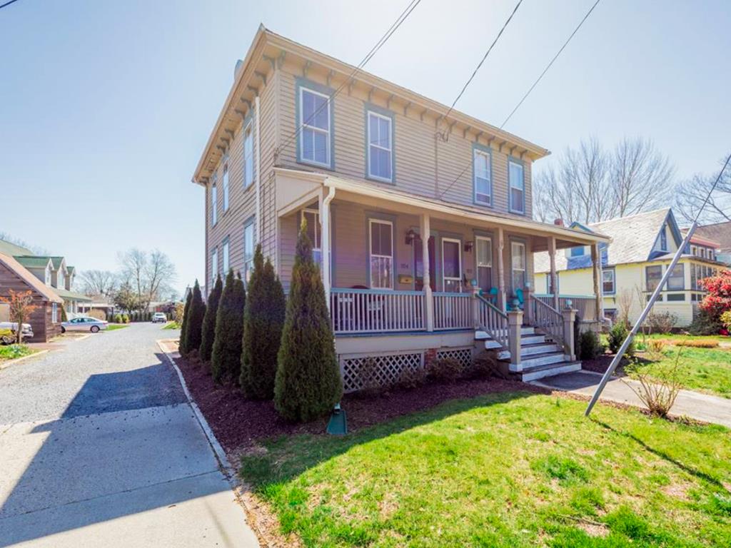 Pet Friendly Victorian Townhome | Photo 30