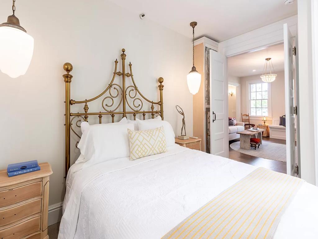 678 Washington Street | Photo 16