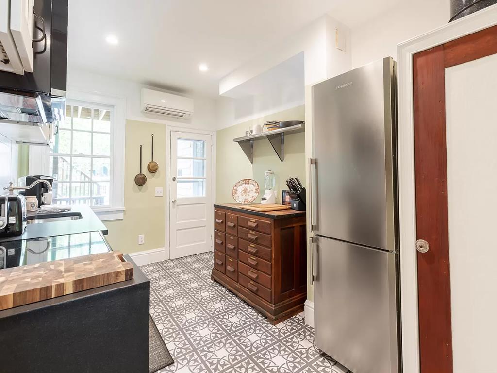 678 Washington Street | Photo 10