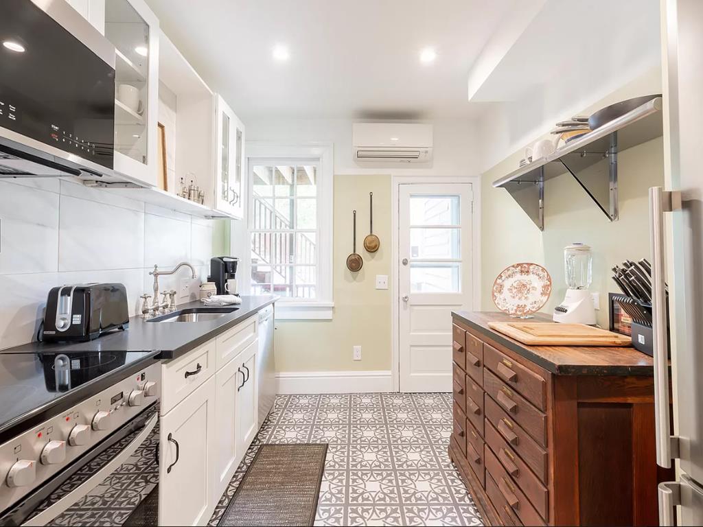 678 Washington Street | Photo 11