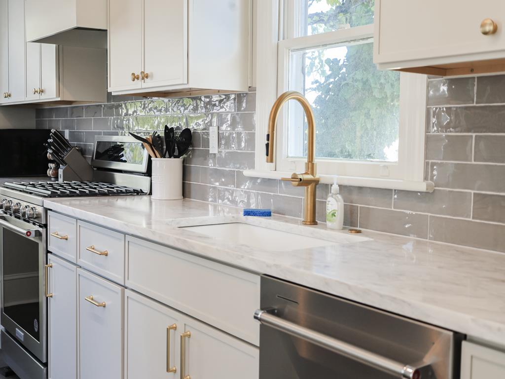 Bright & Airy Fernweh Cottage - Newly Remodeled! | Photo 14