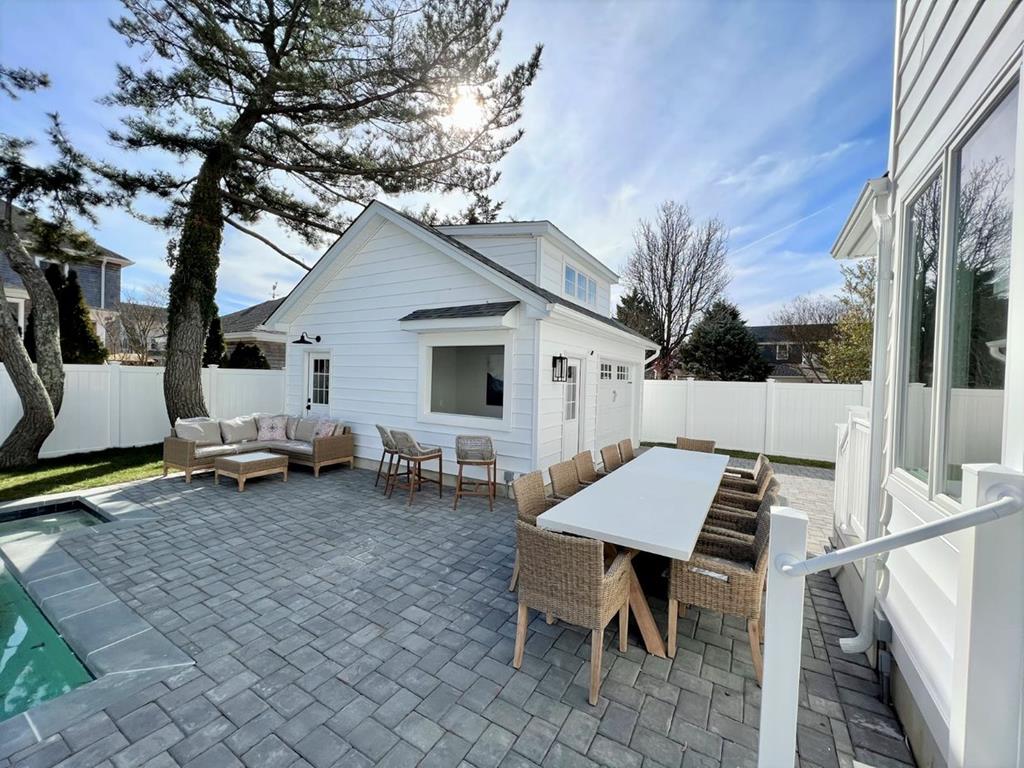 New Modern House with pool! | Photo 4