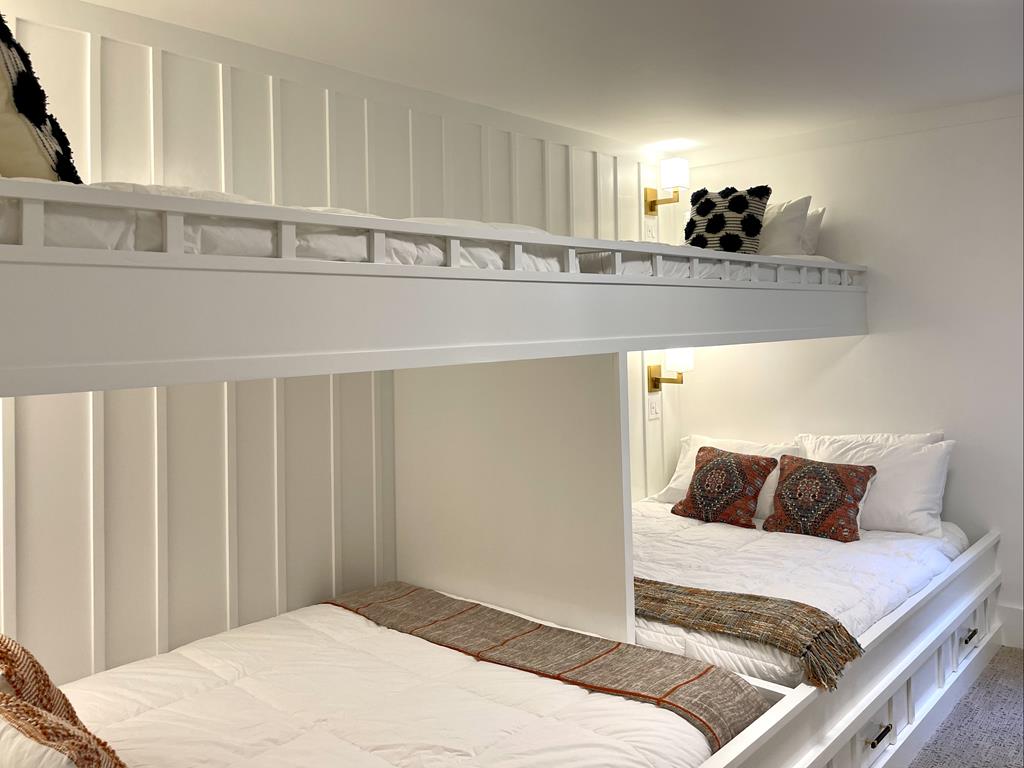 Red Barn Lower Level - 2 Twin/Queen Bunks