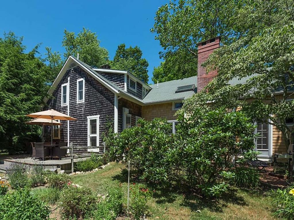 694 State Road, West Tisbury, MA 02575, In Town