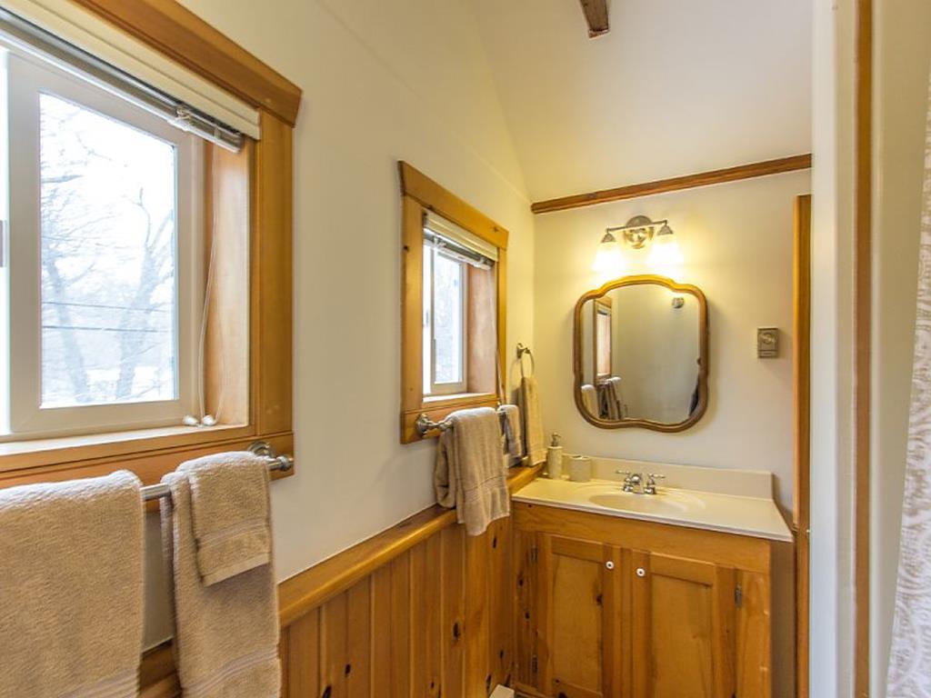 For Lease 694 State Road, West Tisbury, MA 02575, In Town 5 Beds / 4