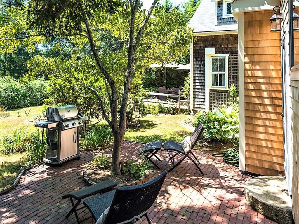 694 State Road, West Tisbury, MA 02575, In Town