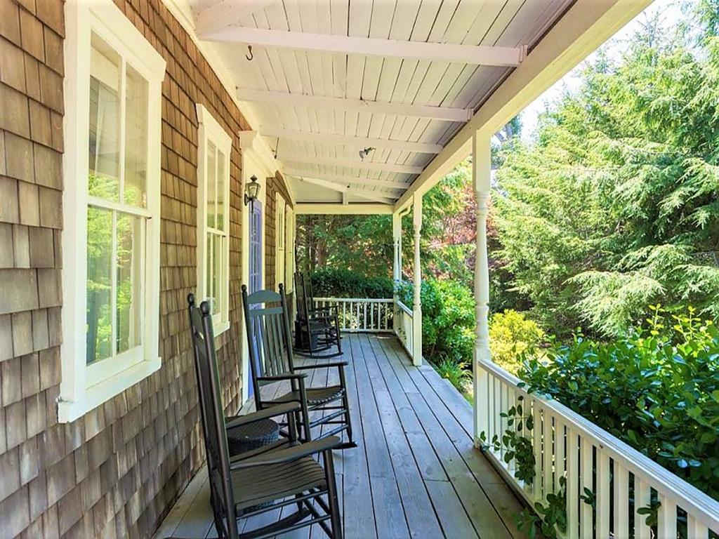 694 State Road, West Tisbury, MA 02575, In Town