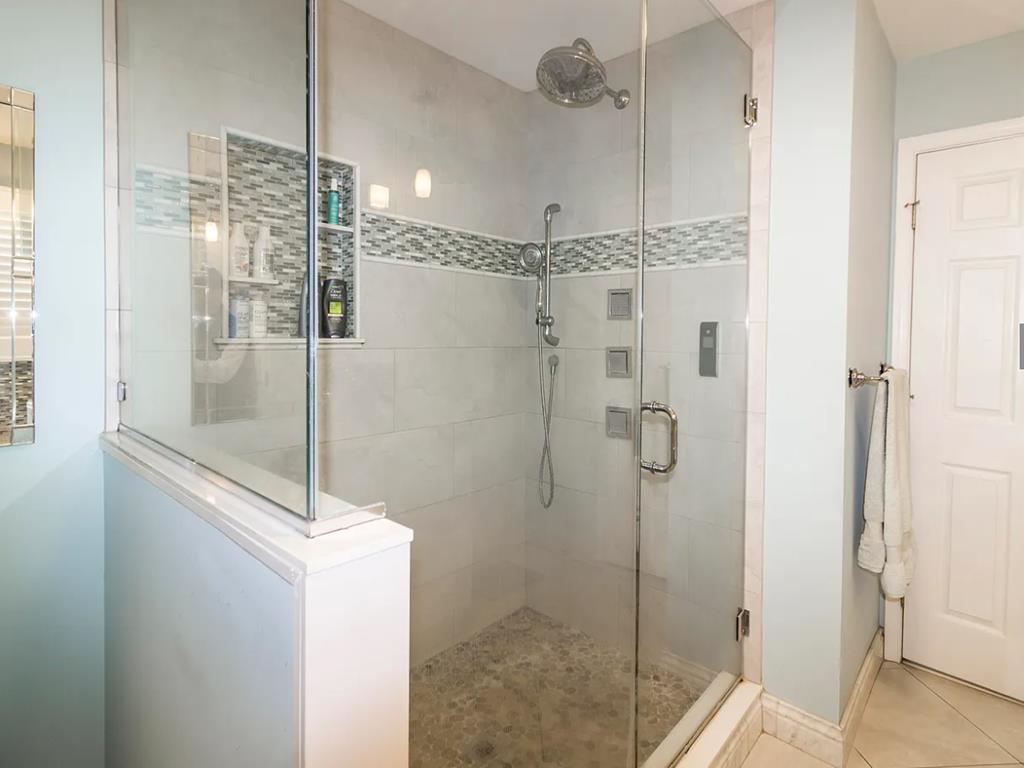 Pet Friendly Home - Fernwood Rd | Photo 13