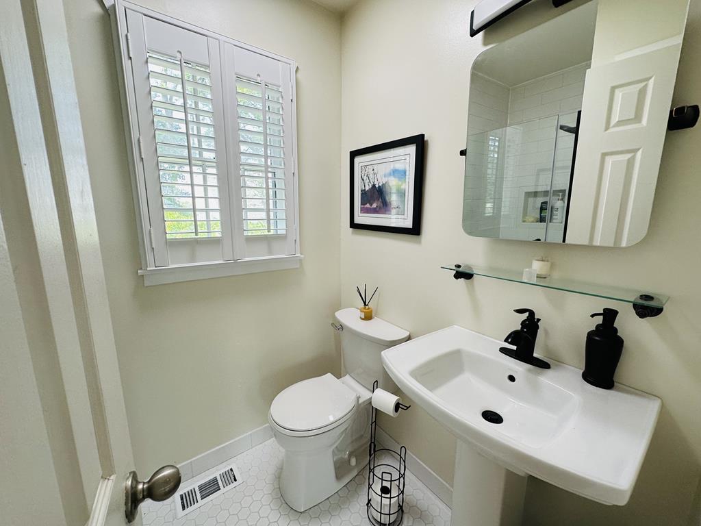 Pet Friendly Home - Fernwood Rd | Photo 17