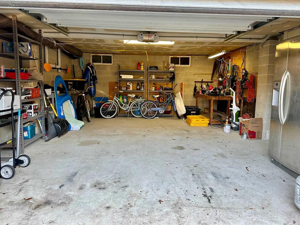 Pet Friendly Home - Fernwood Rd | Photo 25