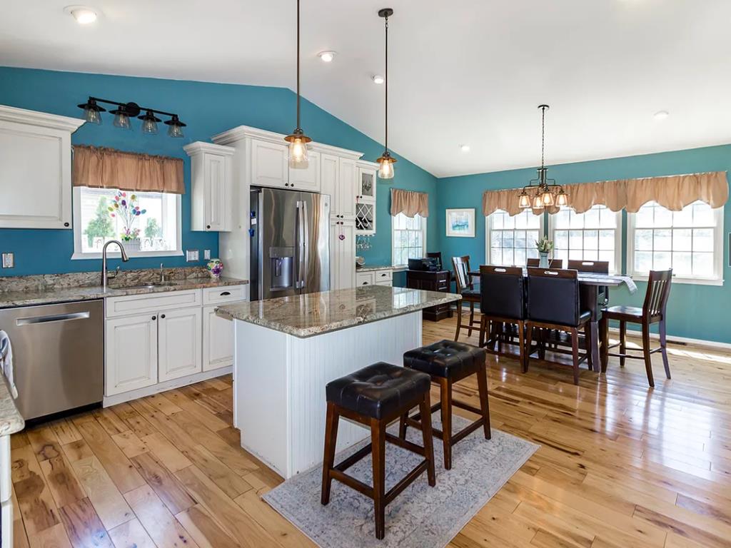 Pet Friendly Home - Fernwood Rd | Photo 7