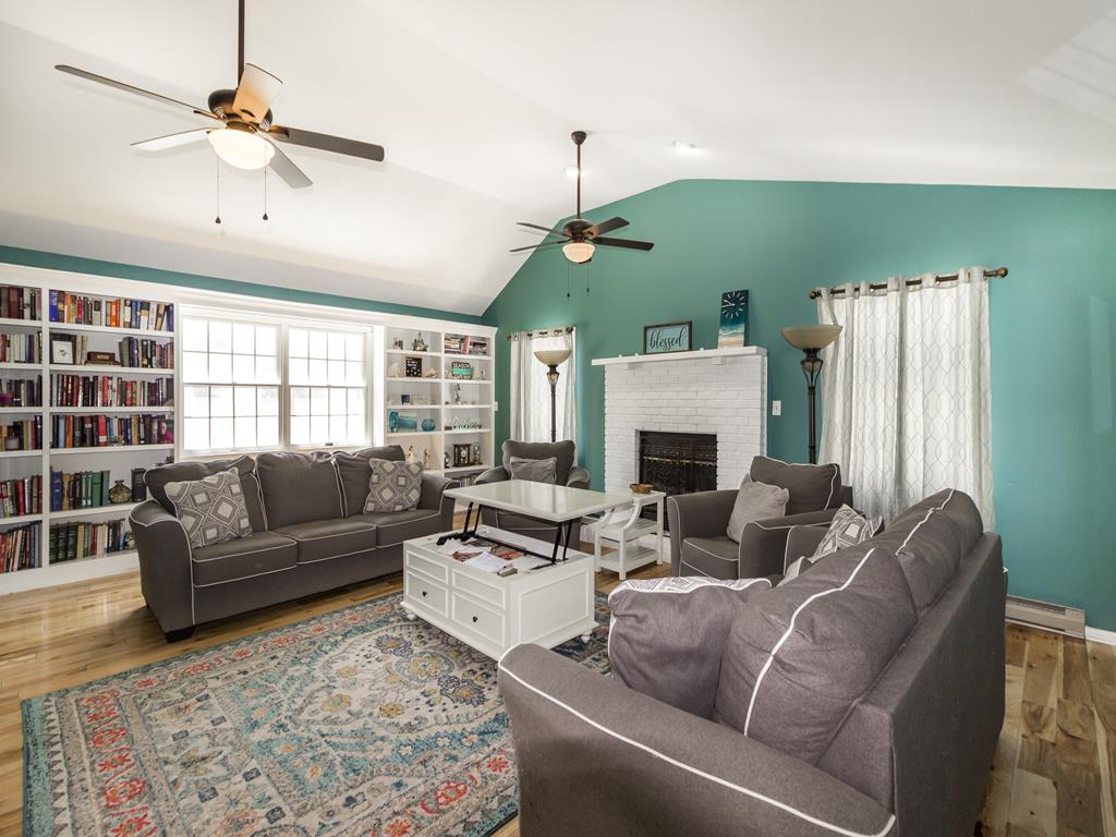 Pet Friendly Home - Fernwood Rd | Photo 8