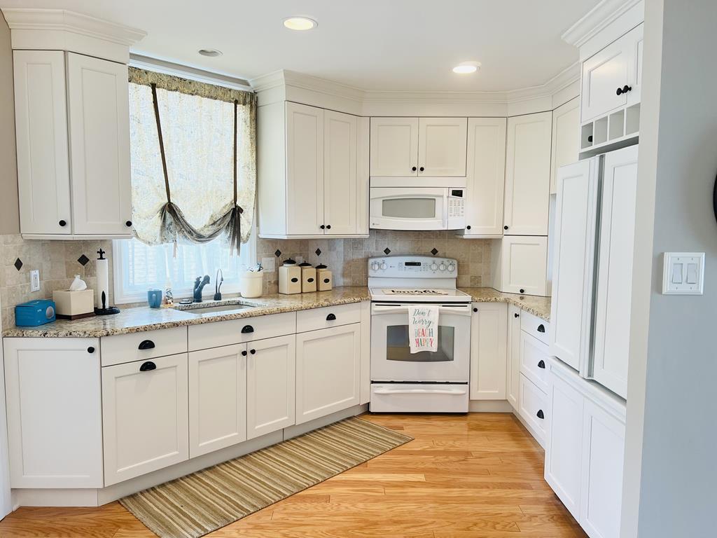 Beach Front Beauty - 4 Bedrooms! | Photo 21