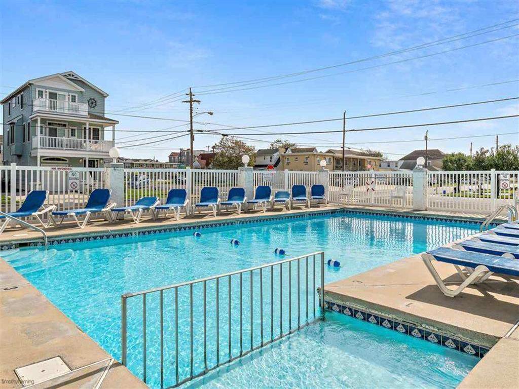 https://realtimerental.com/rrv10/RentalPhotos/1147/1147370.8.jpg