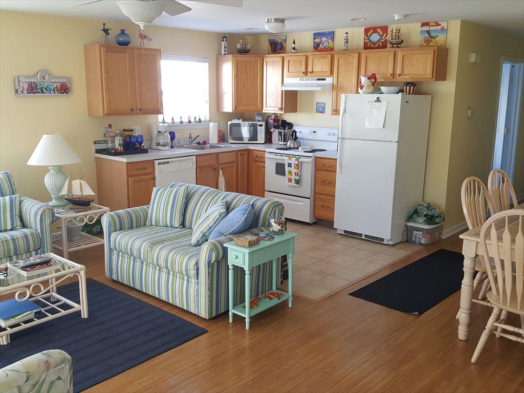 https://realtimerental.com/rrv10/RentalPhotos/1147/1147377.3.jpg