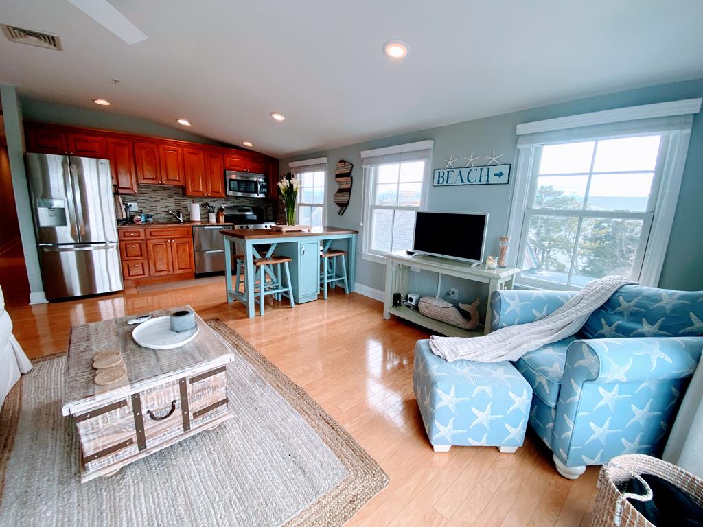 Newly updated 2 Bedroom Condo - 3 Blocks to Beach | Photo 7